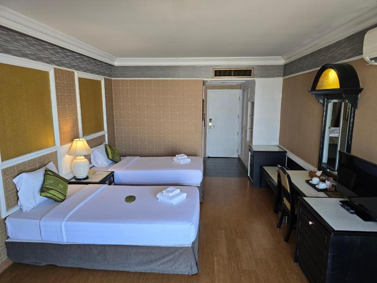 First Pacific Cirrus Hotel Pattaya Exterior foto
