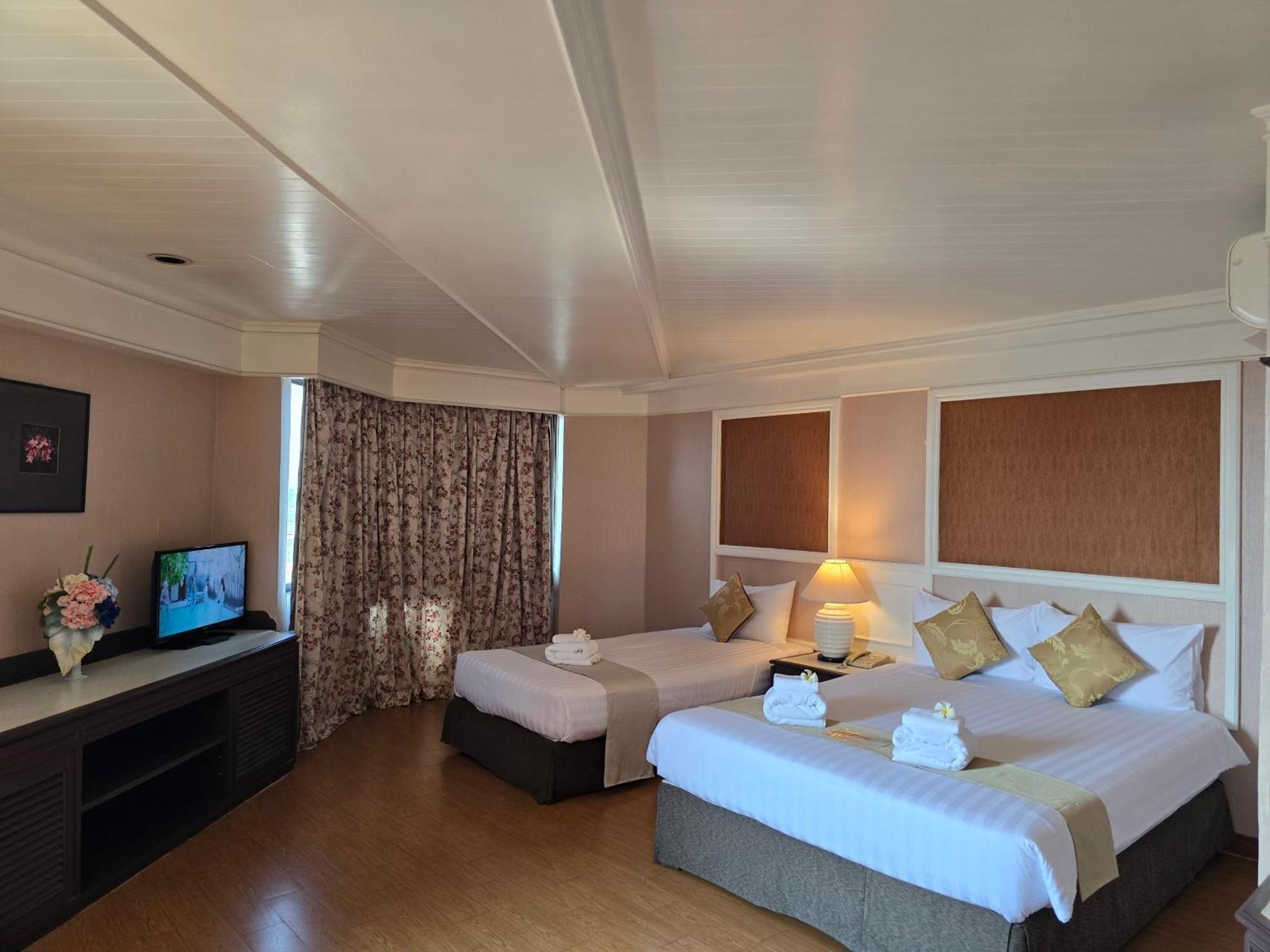 First Pacific Cirrus Hotel Pattaya Exterior foto